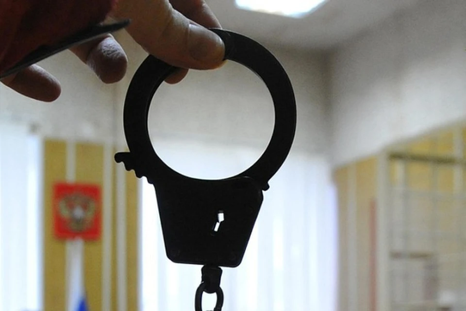 Новокузнечанку с мужской сумкой вывели из ТЦ под охраной