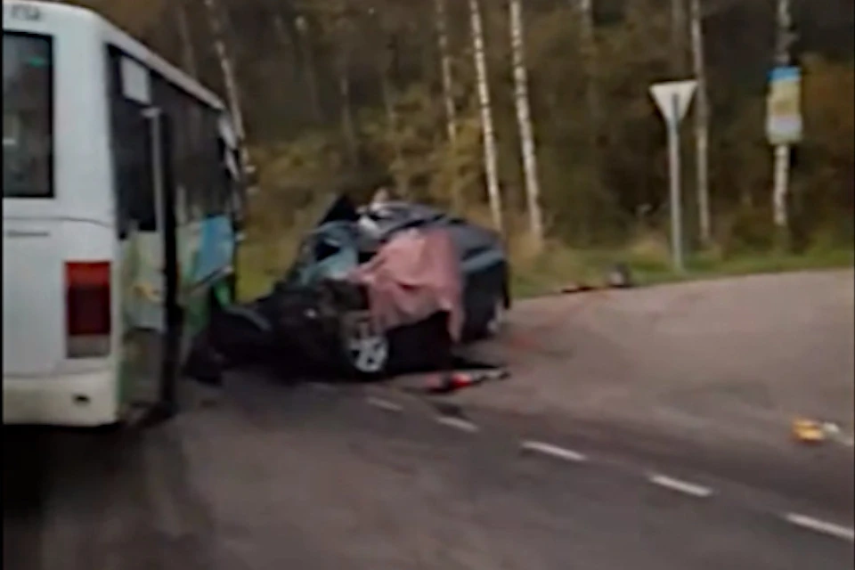 В ДТП погиб водитель легкового авто, несколько человек пострадали Фото: vk.com/"Конаково News"/Тахир Шерматов (стоп-кадр с видео)
