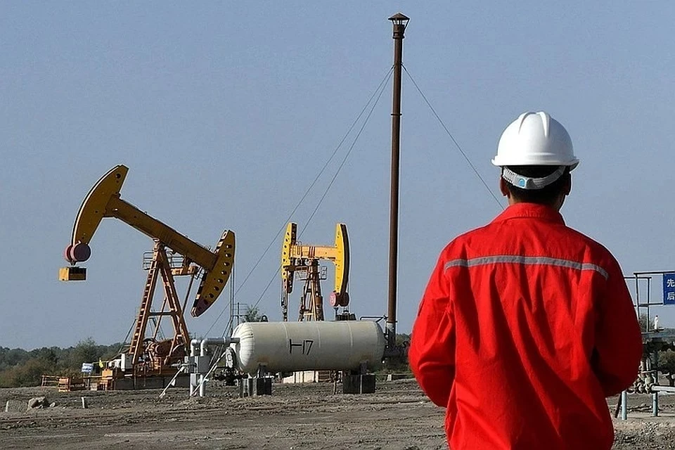 Нефти предрекли падение до 30 долларов за баррель
