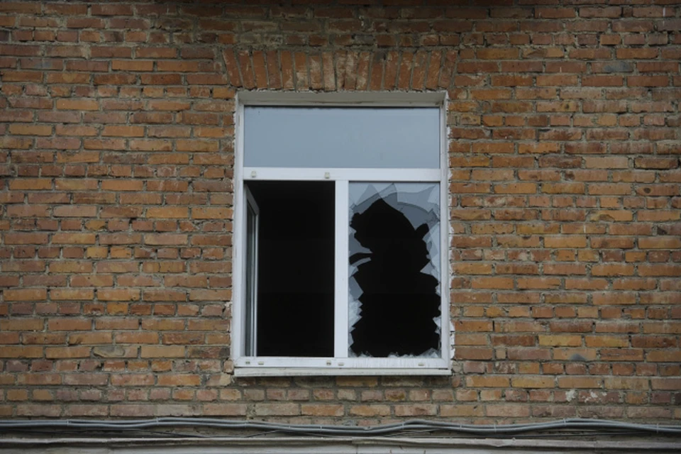 В обстоятельствах очередного падения из окна разбирается полиция.