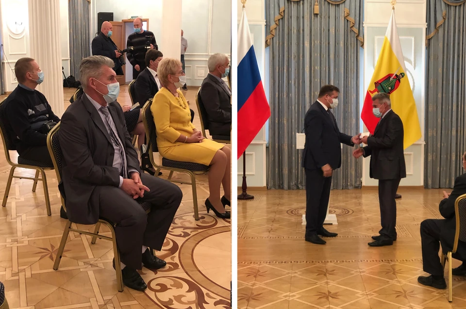 Губернатор Николай Любимов вручает награду Сергею Игнатову.