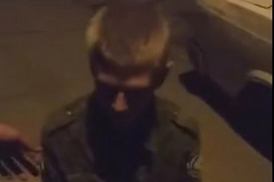 В Красноярске 15-летний подросток поставил на колени «обидчиков» и заставил извиняться. Стоп-кадр видео