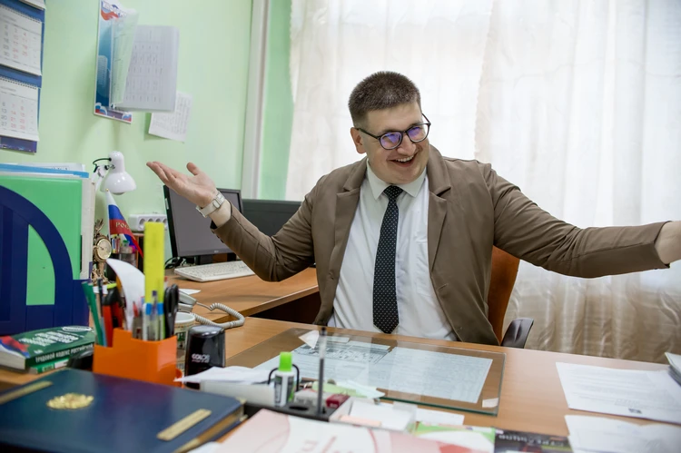 «Коллеги в два раза старше и это удобно»: как живет самый молодой директор школы в Челябинской области, которому всего 24 года
