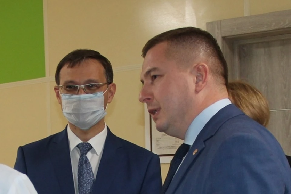 Министр успел прикрыть голову рукой. Фото: medicin.cap.ru