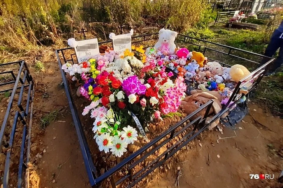 Трагическое фото ребенка из Бучи на могиле мамы потрясло соцсети | Сегодня
