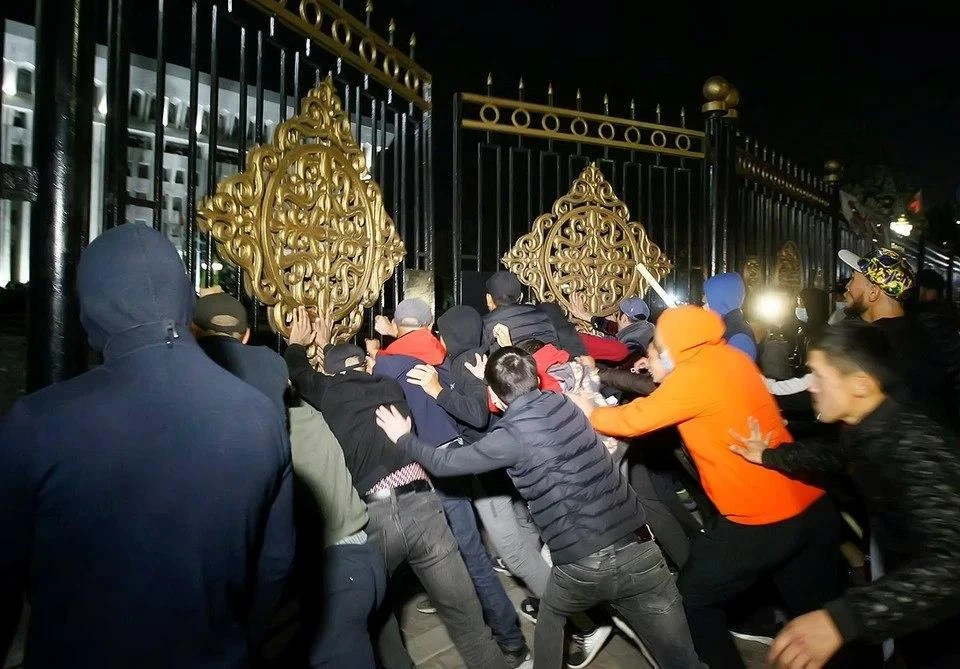 Экс-президент Киргизии освобожден митингующими