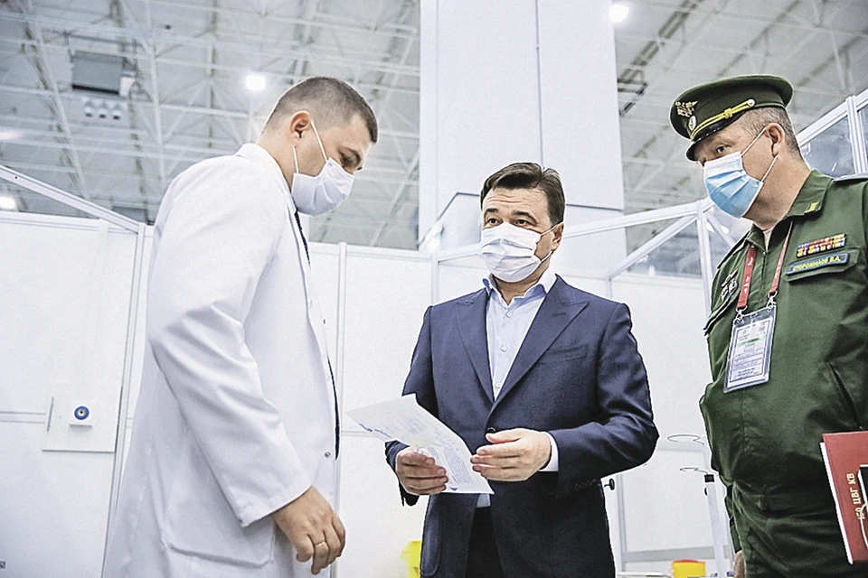 Посещая госпиталь, губернатор отметил, что большую помощь Московской области в борьбе с коронавирусом оказывает Министерство обороны России. Фото: Константин СЕМЕНЕЦ