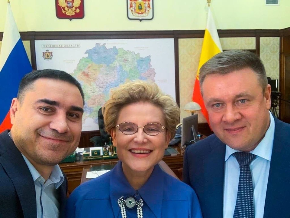 Губернатор Любимов сделал селфи с телеведущей Еленой Малышевой.