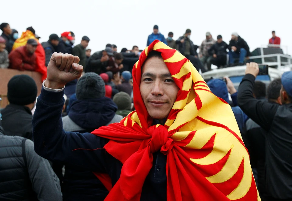 Участник уличных протестов в Бишкеке.