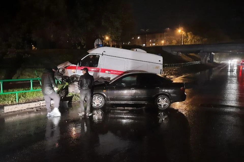 В Новокузнецке иномарка врезалась в автомобиль скорой помощи. Фото: ГУ МВД России по Кемеровской области