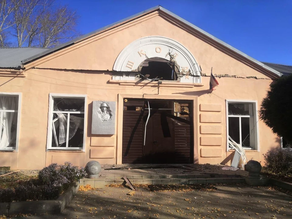 В Мало-Шелемишевской школе выбило окна и двери. Фото: предоставлено местными жителями.