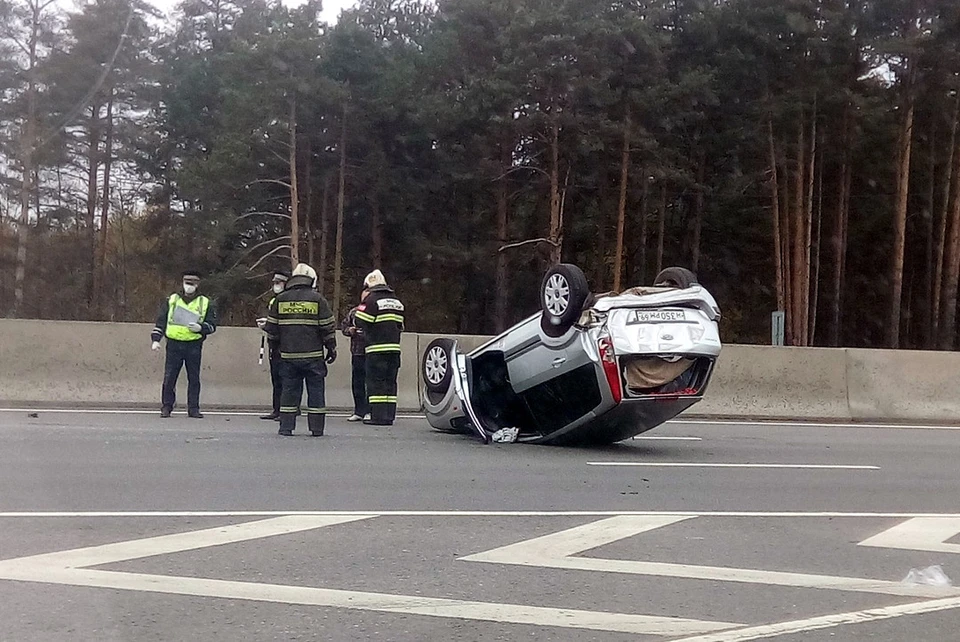 В результате ДТП машина перевернулась на крышу. Фото: из паблика "Подслушано у водителей. Тверь" в Вкотакте/Igor Yuryevich