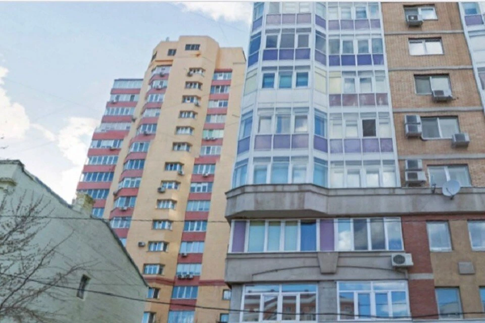 В доме на Самарской,165 (на фото на заднем плане) часть квартир продали двум разным семьям
