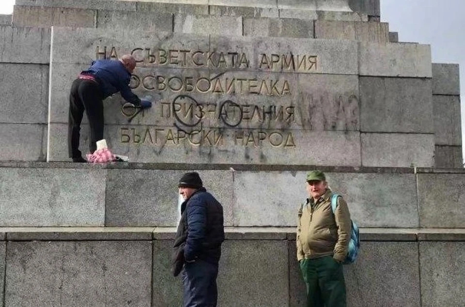 Вандалы осквернили памятник Советской Армии в столице Болгарии. Фото: кадр из видео Игорь Ленкин/ТАСС