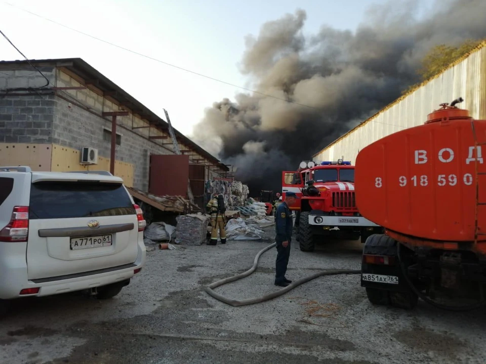 Пожар начался рано утром. Фото: ГУ МЧС по Ростовской области