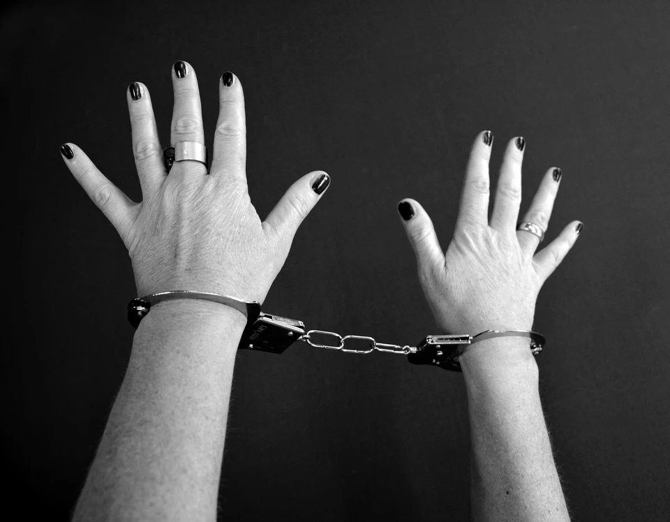 Молодую девушку задержали в Ижевске за подозрение в сбыте наркотических веществ