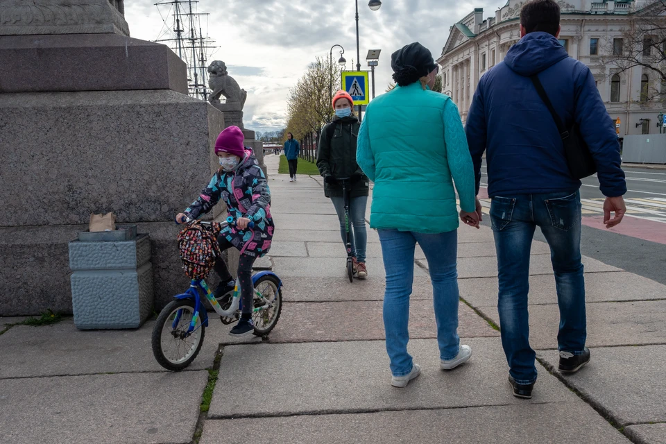 Вирус стал чаще поражать детей и подростков - как в Санкт-Петербурге, так и по всей стране.