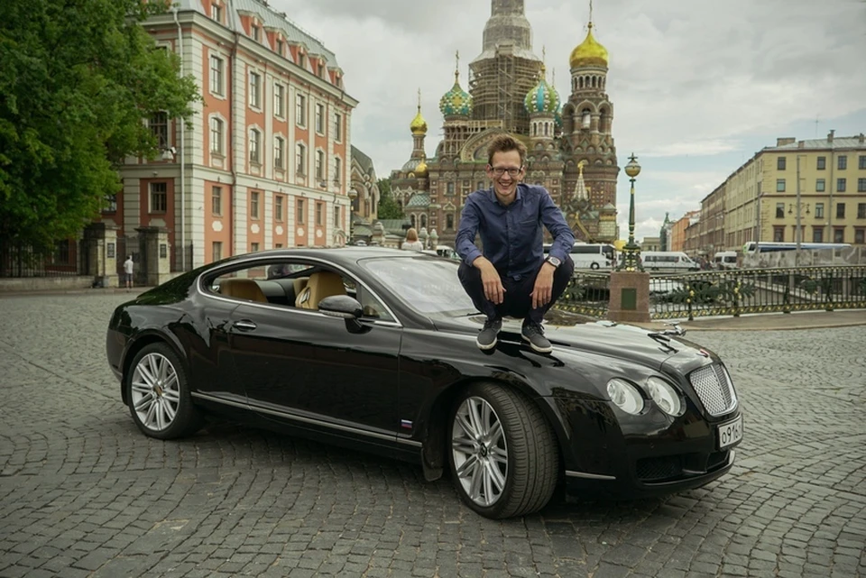 Известный автоблогер спас спящего мужчину из дымящейся машины в Санкт-Петербурге