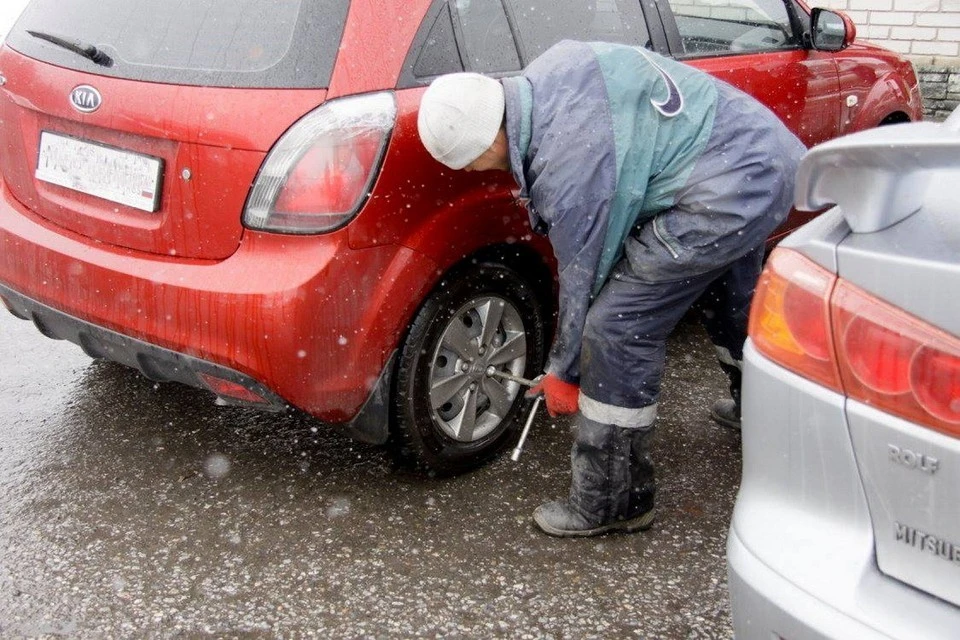 Автовладельцам советуют сменить летнюю резину на зимнюю