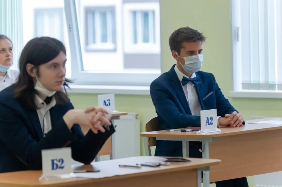 Петербуржцы голосуют за варианты ограничений по коронавирусу в школах.