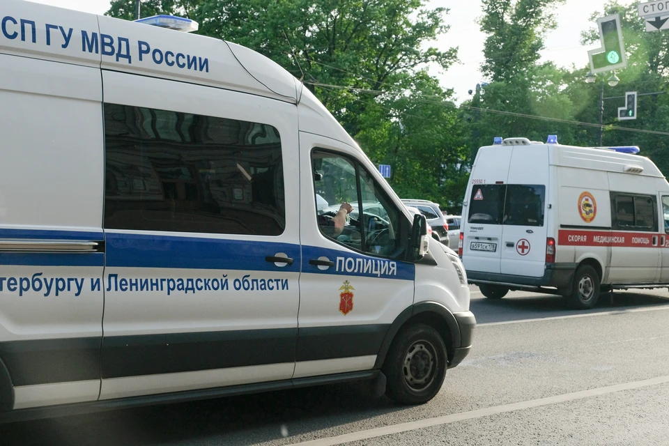 Полицейские передали ребенка медикам