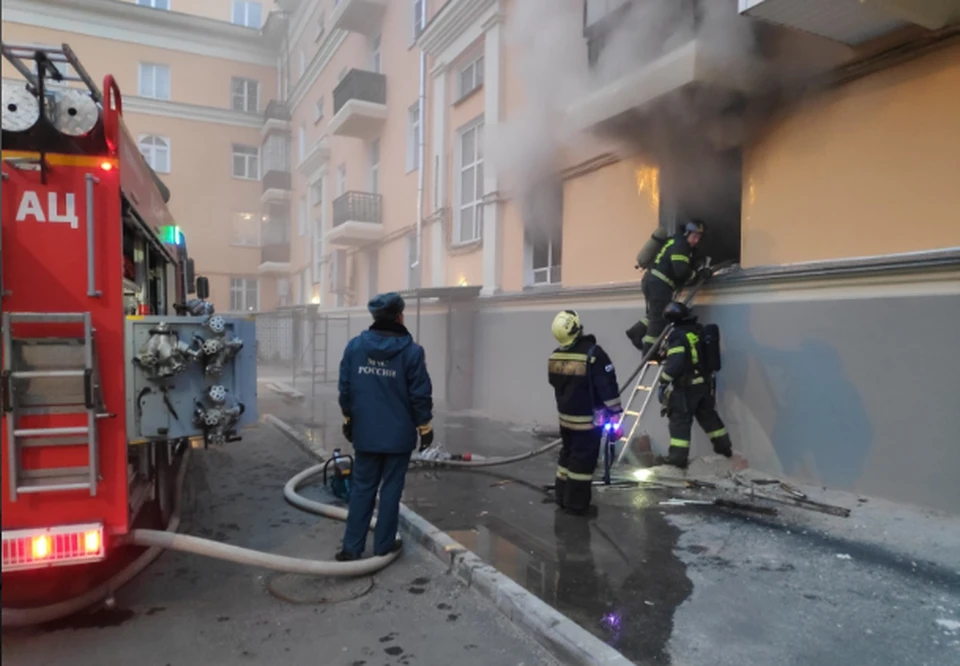 Из окон первого этажа валил дым. Фото: ГУ МЧС России по Челябинской области.