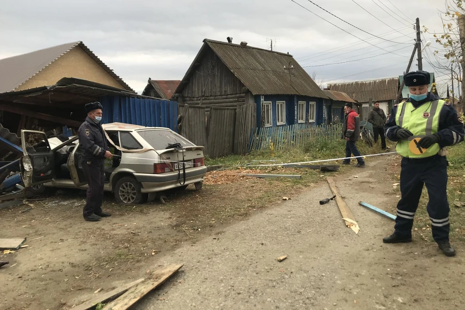 Машина сбила пешехода и врезалась в забор жилого дома. Фото: УГИБДД по Свердловской области