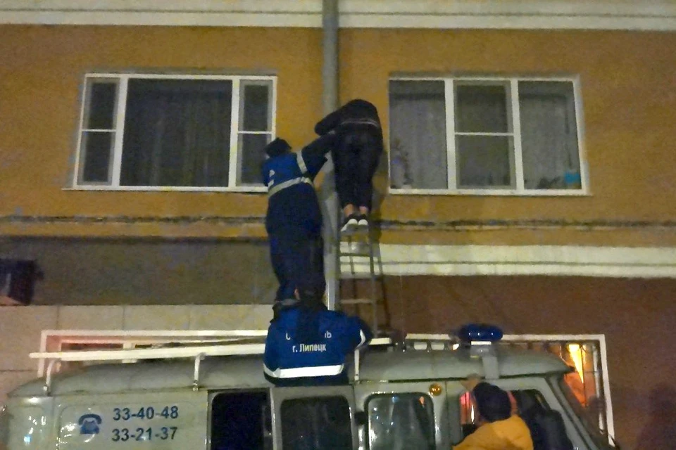 Девушку сняли с карниза в центре Липецка