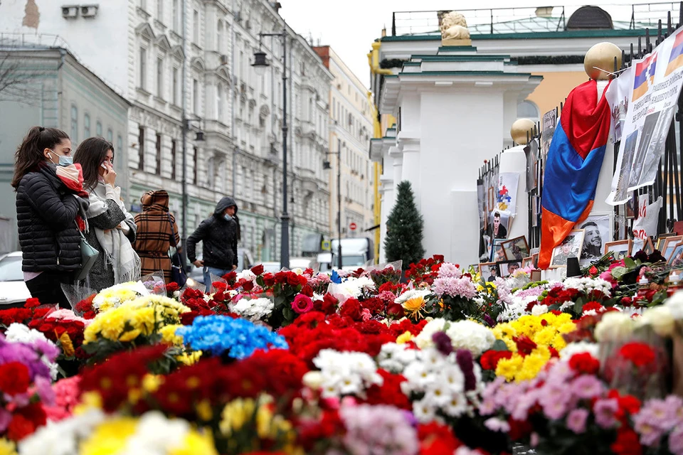 Цветы у посольства Армении в Москве в память о жертвах конфликта в Нагорном Карабахе.