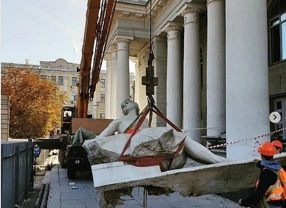 С фасада театра оперы и балета демонтировали статуи
