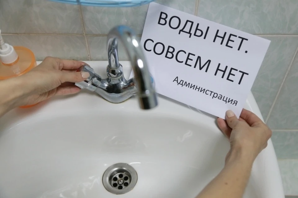 Городской водоканал на время отключения обеспечит подвоз воды автоцистерной. Заявки принимаются по телефону: 13−40