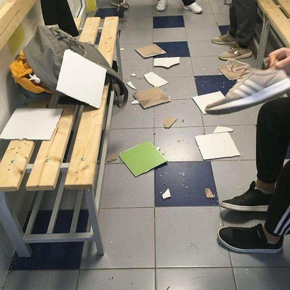 На детей в раздевалке в школе в Приволжском упала плитка. Фото из соцсети