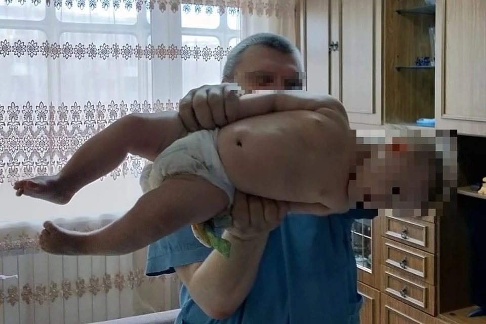 Массажист выкручивал голову младенцем на 180 градусов. Фото: стоп-кадр