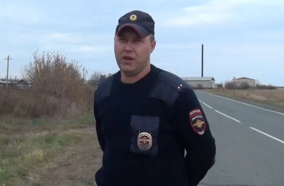 Тюменский полицейский вывел мужчину из горящего дома. Скриншот из видео.