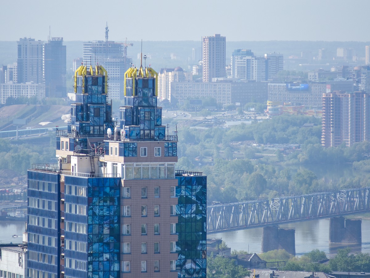 Будто жженые листья»: новосибирцы жалуются на неприятный запах в городе -  KP.RU