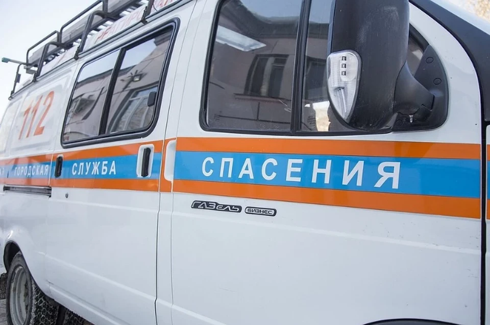 Дверь машины, в которой находился водитель без сознания пришлось открывать спасателям.