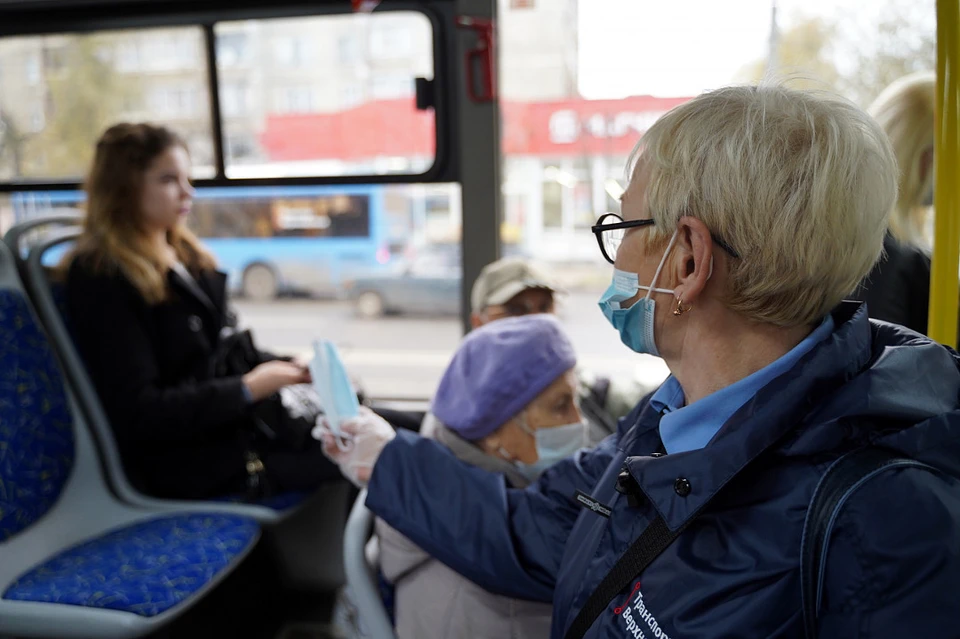 В общественных автобусах Твери продолжается акция бесплатной раздачи масок. Фото: ПТО