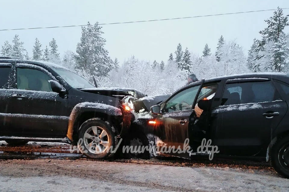 Машины столкнулись лоб в лоб под Североморском-3. Фото: vk.com/murmansk_dtp