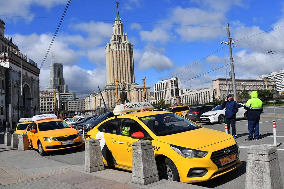 В Москве ежедневно такси перевозят больше 900 тысяч пассажиров.