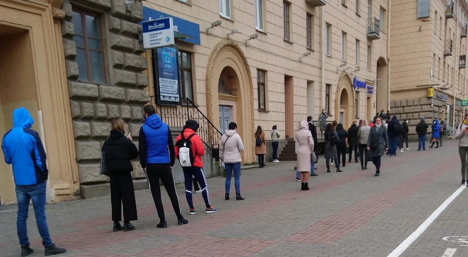 Очередь из желающих сдать ПЦР тест выстроилась на центральном проспекте Минска
