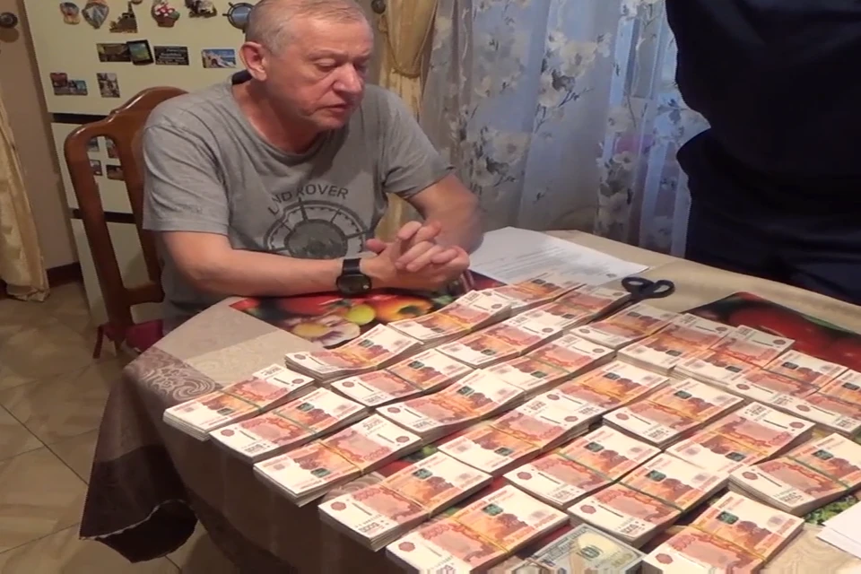 Евгений Тефтелев считает миллионы на кухонном столе Фото: скрин из видео УФСБ России по Челябинской области