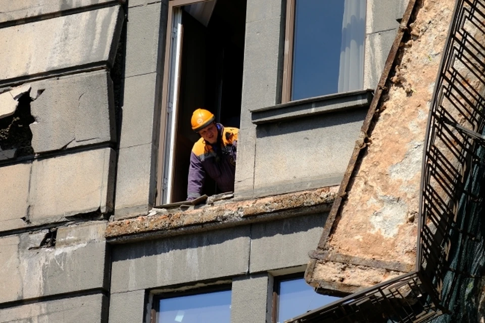 Астраханке пришлось снести балкон из-за Турции