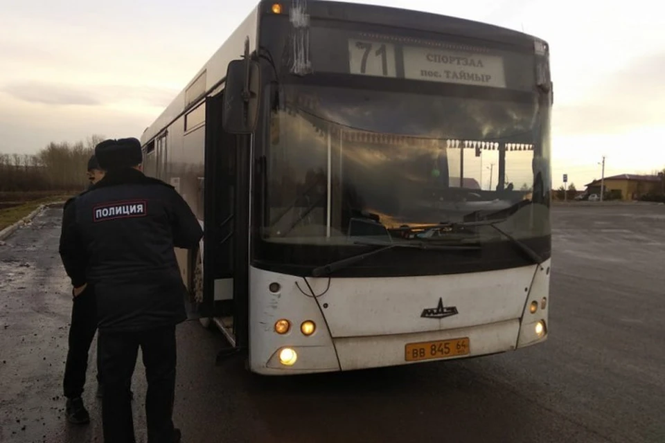 В Красноярске полицейские наказали водителя автобуса, проехавшего на красный свет. Фото: ГИБДД