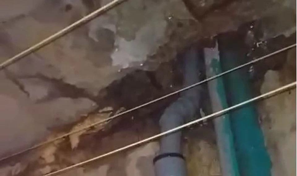 Вода льется по стенам с пятого по первый этаж, но нито не реагирует на жалобы жильцов.