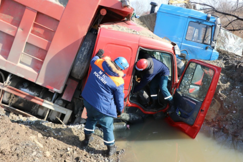 На трассе Хабаровск-Ракитное спасатели вытащили водителя из разбитого самосвала