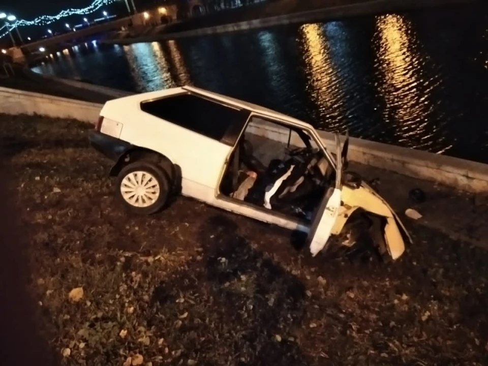 31 октября в Орле "ВАЗ-2108" едва не вылетел в реку. Фото: ГУ МЧС России по Орловской области