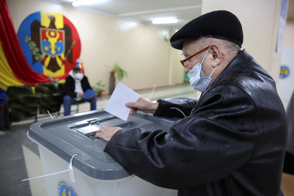 В Молдавии прошли выборы, которые должны решить судьбу страны — разворачиваться ей круто на Запад или сохранять дружбу с Россией.