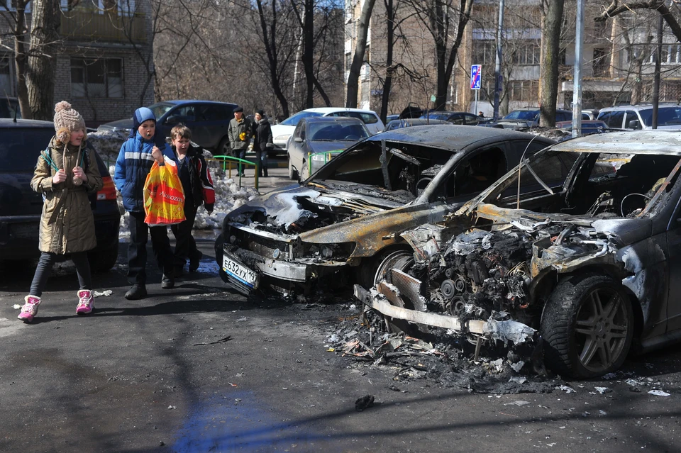 Неизвестные ночью подожгли машины в Ростове