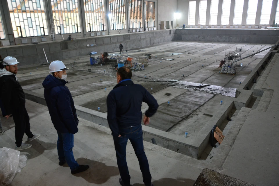 По словам Артура Крупина (второй слева), спорткомплекс разом способен принять 225 человек.