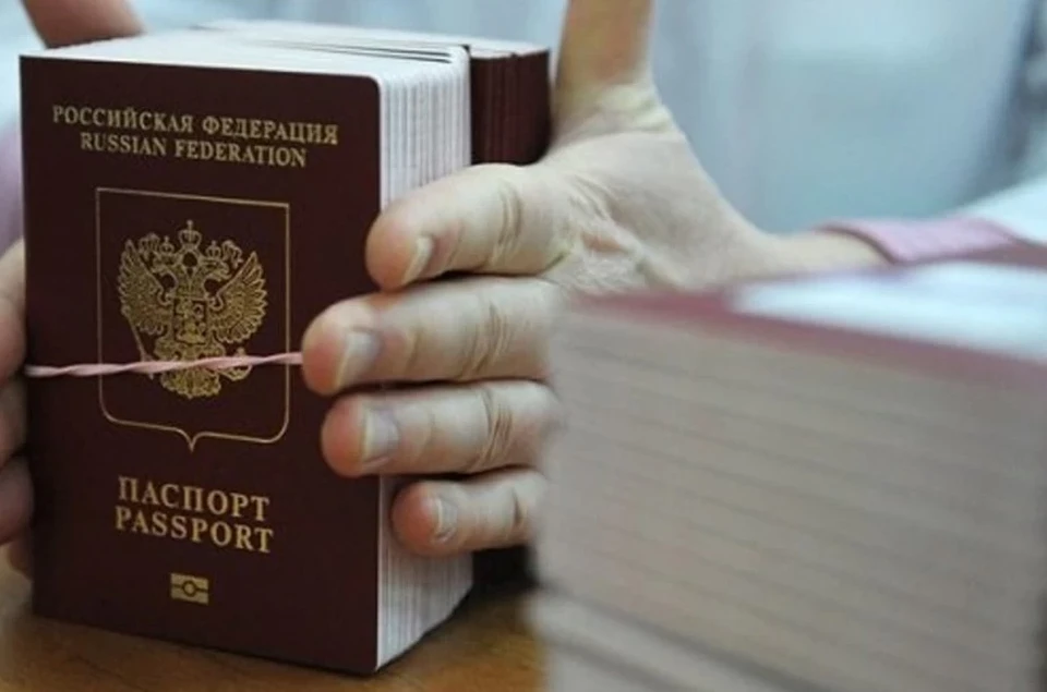 Еще летом прирост получения российских паспортов составлял по 1000 человек в день, то сейчас эта цифра упала до 1500 человек в неделю. Фото: ДАН